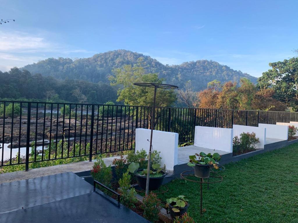 Seeheim Resorts Athirappilly Exteriör bild